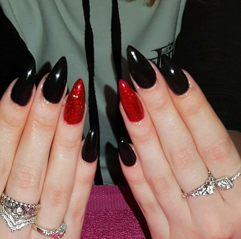 Nails Non Acrylic, Gothic Nail Designs, Aztec Nail Designs, Red And Black Nails, Almond Nails Red, Black Almond Nails, Acrylic Nails Stiletto, Nail Designs Ideas, Pointy Nails