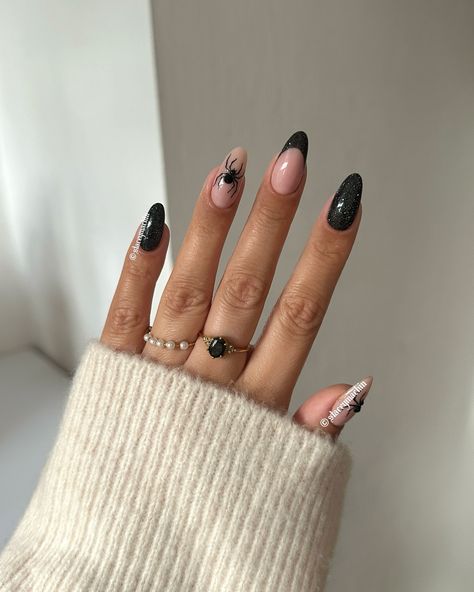 Sparkly spiders 🖤🕷️🕸️ Halloween nails spider nails #halloweennails Halloween Nails Spider, Nails Spider, Spider Nails, Spiders Halloween, Halloween Spider, Spiders, Halloween Nails, Nails, Halloween