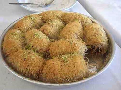 Kadaif-baklava Cyprus Food, Cypriot Food, Greek Pastries, Greek Cookies, حلويات عربية, Traditional Sweets, Middle Eastern Desserts, Greek Sweets, Greek Desserts