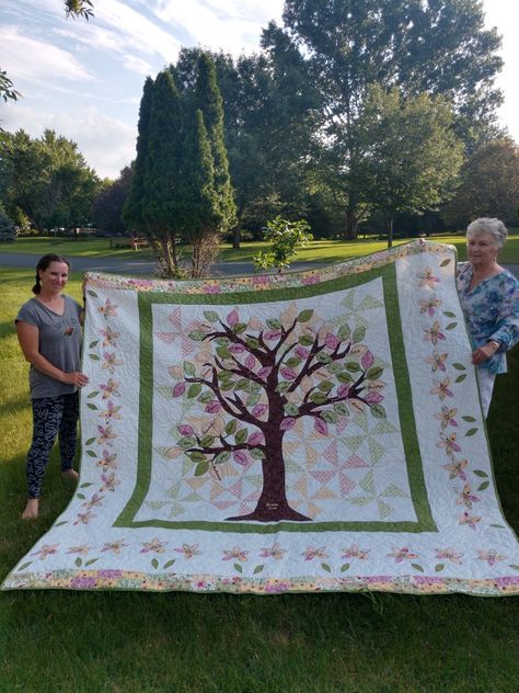 Family tree quilt for grandma's 85th birthday. Family Tree Quilt Patterns, Classroom Quilt, Family Tree Quilt, Camper Quilt, Family Quilt, Tree Quilt Pattern, Family Tree Photo, Tree Quilts, Families Hands