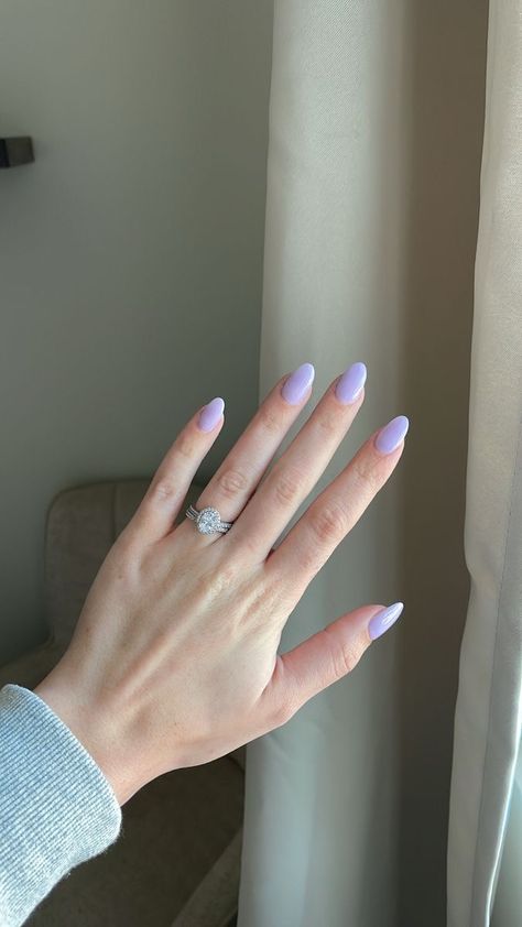 Light Purple Oval Acrylic Nails, Oval Nails Lavender, Short Oval Lavender Nails, Subtle Spring Nails Short, Oval Nails Plain Colors, Nail Ideas Almond Shape Purple, Round Lavender Nails, Lavender Oval Acrylic Nails, Lavender Tip Nails Almond