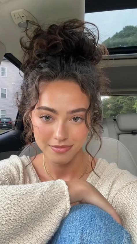 Unfastened bun tutorial Credit score from tiktok: kianadaliave Check more at https://howcandothis.com/hairstyleideas/unfastened-bun-tutorial-credit-score-from-tiktok-kianadaliave/ Pelo Ondulado Natural, Natural Curly Hair Cuts, Curly Hair Care Routine, Kadeřnické Trendy, Vlasové Trendy, Curly Hair Styles Easy, Hairdos For Curly Hair, Wavy Curly Hair, Hair Stylies