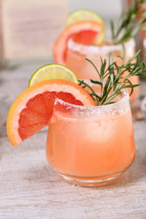 Positano Pink Grapefruit Gin Spritz Coffee Chili, Rosemary Cocktail, Paloma Recipe, Grapefruit Cocktail, New Year's Eve Recipes, Popular Drinks, Recipe Sweet, Grapefruit Juice, Drink Recipe