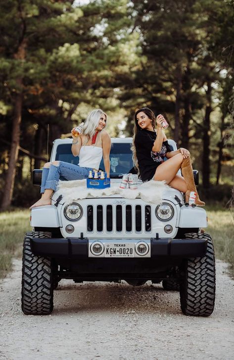 Funny Couple Photography, Best Friend Session, Cute Friend Poses, Beat Friends, Jeep Photos, Friendship Photoshoot, Friend Photography, Sisters Photoshoot, Friend Pictures Poses