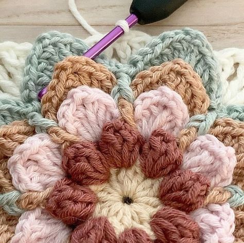 Crochet Water Lily Granny Square, Granny Square Pattern Free, Granny Square Tutorial, Crochet Geek, Water Lilly, Crochet Kitchen, Granny Squares Pattern, Crochet Motifs, Granny Square Crochet Pattern