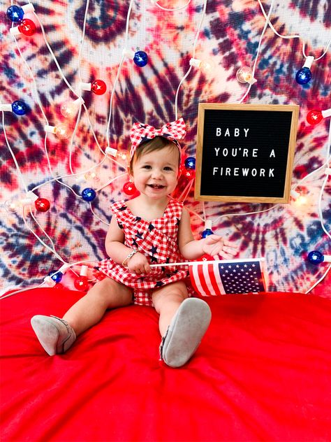 4th Of July Letterboard Baby, July Newborn Photography, 4th Of July Milestone Picture, July Milestone Picture Ideas, July Baby Photoshoot Ideas, 4th Of July Photo Shoot Baby, Fourth Of July Baby Pictures, Summer Milestone Picture Ideas, Baby Holiday Pictures