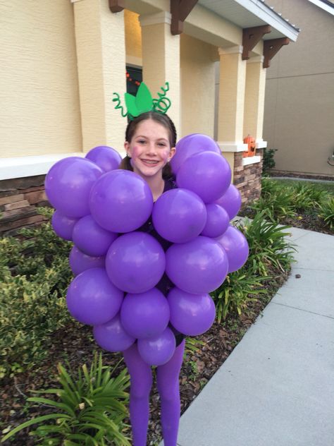 Grapes Halloween costume!!  takes 15mins. Safety pin the ends of the balloons to a shirt. Nutrition Month Costume, Costumes With Masks, Grapes Costume, Food Halloween Costumes, Masks Kids, Fruit Costumes, The Mask Costume, Food Costumes, Creative Costumes