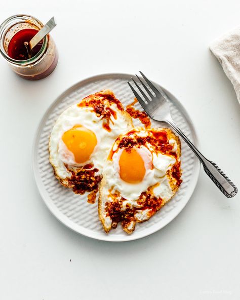 How to Make Crispy Fried Eggs | www.iamafoodblog.com Fat Burger, Hot Chili Oil, Over Easy Eggs, Oven Roasted Chicken, Wontons, Vegetable Stew, Homemade Chili, Fried Eggs, Easy Eggs