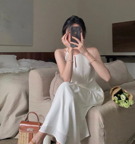 White Dress Korean, Elegant Feminine Outfits, Halter Strap Dress, Sleeveless Chiffon Dress, French Women Style, White Strapless Dress, Ruffles Fashion, England Fashion, Elegant Skirt