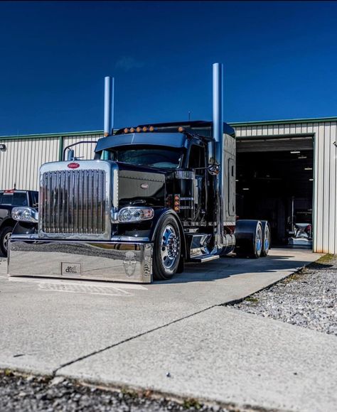 Custom Peterbilt 379, Peterbilt 389 Custom, Custom Peterbilt, Trucks For Sell, Truck Images, Hot Trucks, Truck Business, Customised Trucks, Peterbilt 389