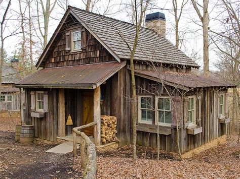 Rustic Cabin Exterior, Old Log Cabin, Farm Cabin, Old Cabins, Cabin Rustic, Little Cabin In The Woods, Small Log Cabin, Cabin Exterior, Tiny Cabins