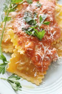 Rose Sauce Recipe, Ravioli Sauce Recipe, Vegetable Ravioli, Rose Pasta, Ravioli Sauce, Ravioli Recipe, Crustless Quiche, Pasta Sauce Recipes, Fresh Pasta