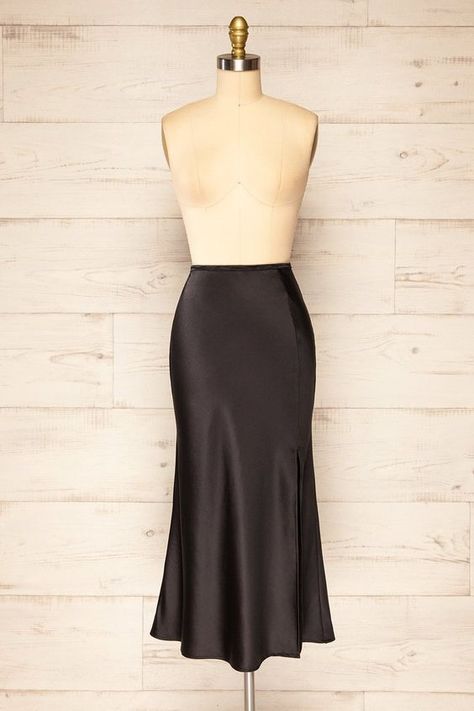 basic classic midi satin silk skirt Satin Midi Skirt Outfit, Boots Outfit Casual, Satin Slip Dress Outfit, Satin Dress Green, Black Satin Midi Skirt, Silk Dresses Outfit, Brown Boots Outfit, Dress Work Outfit, Slip Dress Outfit