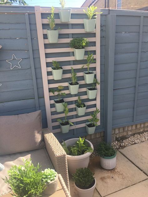 Savvy mum uses old cot and 50p planters from Ikea to create incredible garden feature wall Garden Diy Decoration Ideas, Ikea Garden, Garden Aesthetics, Upcycled Garden, Vertical Garden Planters, Gardening Landscaping, Upcycle Garden, Raised Garden Beds Diy, Landscaping Garden