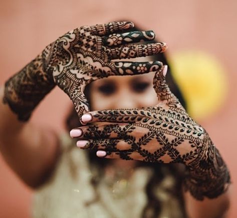 Mehndi Shoot Bride, Bridal Mehandi Poses, Mehandi Stills For Bride, Mehandi Photo Shoot, Mahendi Shoot Poses, Mehandi Closeup Photo, Mehandhi Photoshoot, Mahedi Photo Pose, Mendi Poses For Bride