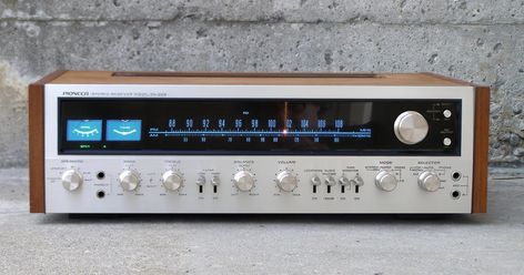 This 60 watt/channel beauty was Pioneer's top of the line in 1972 & 1973. Even one model generation later, in the 3 series, we don't see t... Pioneer Audio, Audiophile Turntable, Stereo Equipment, Vintage Stereo, Vintage Television, Vintage Hifi, Retro Tech, Stereo Systems, Audio Room