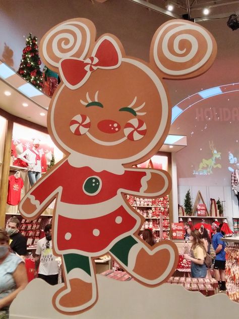 Disney Christmas Decorations Diy, Gingerbread Classroom, Disney Gingerbread House, Disney Christmas Crafts, Flamingo Balloons, Disney Christmas Decorations, Disney Cookies, Mickey Mouse Pictures, Grinch Christmas Decorations