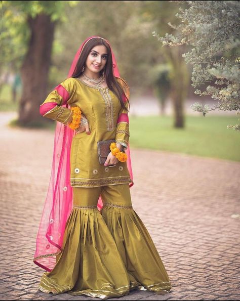 Shrara Grara Design, 2023 Mehndi, Garara Design, Shadi Pic, Yellow Bride, Silk Kameez, Functional Dress, Mehandi Dress, Mehndi New