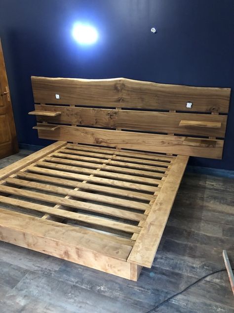 Lit King Size par Jujus sur L'Air du Bois Bed Back Ideas, Palette Headboard, Rustic Bed Design, Diy King Bed Frame, Bed Side Table Design, Diy Bed Headboard, Diy Wood Headboard, Headboard Projects, Canopy Bed Frame