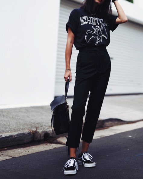 Band Tee Svarta Outfits, Look Grunge, Mode Grunge, 여름 스타일, Rock Outfit, Stil Inspiration, Looks Black, Outfit Trends, Modieuze Outfits