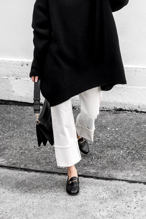 figtny.com | Monochrome Casual Minimal Stil, Minimalist Moda, Minimal Chic Style, Black And White Outfit, Jeans Street Style, Minimal Chic, Looks Chic, Mode Inspo, Fashion 2018