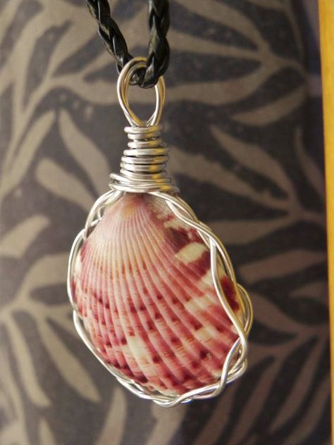 Pendant Ideas, Bling Crafts, Viking Knit, Seashell Jewelry, Diy Wire Jewelry, Handmade Wire Jewelry, Work Jewelry, Wire Weaving, Wire Crafts