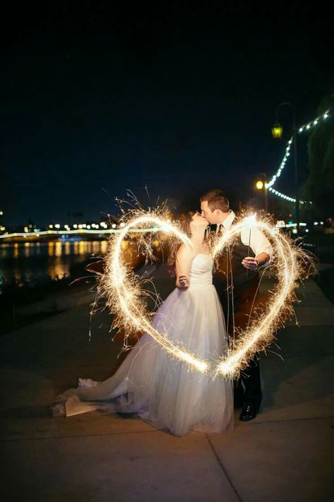 Sparklers Wedding Pictures, Sparkler Pictures, Wedding Sparklers Photos, Chalet Wedding, Diwali Pics, Under The Stars Wedding, Nikkah Photography, Anniversary Pics, Winter Wedding Photos