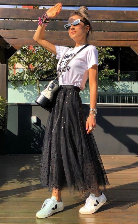 Women Tulle Skirt Outfit, Tshirt With Tulle Skirt Outfit, Women Tutu Skirt Outfit Ideas, Long Black Tulle Skirt Outfit, Tulle Skirt Outfit Summer, Black Tulle Skirt Outfit Casual, Black Tutu Skirt Outfit, Tulle Skirt Outfit Casual, Tulle Skirt Outfit Casual Street Style