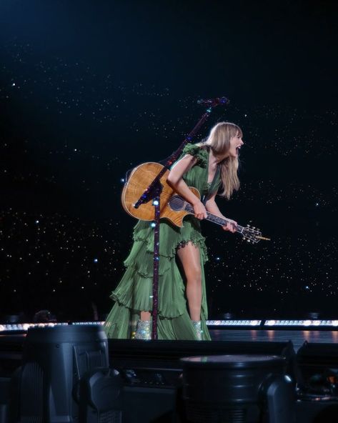 Debut Aesthetic, Taylor Swift Performing, Eras Outfits, Taylor Swift Fotos, Miss Americana, Swift Aesthetic, Swift Wallpaper, Estilo Taylor Swift, Swift Photo