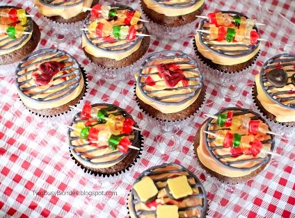 BBQ Cupcakes · Edible Crafts | CraftGossip.com Grill Cupcakes, Perfect Cupcakes, Summer Cupcakes, Cupcake Tutorial, Edible Crafts, Snacks Für Party, Cute Cupcakes, Cupcake Cake, Savoury Cake