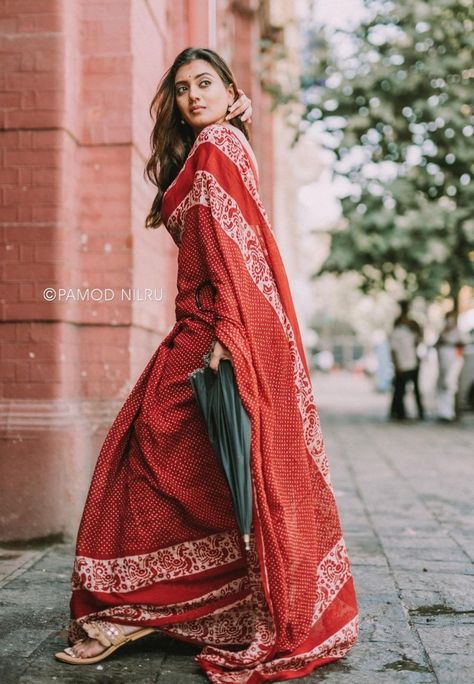 Shanudrie Priyasad Saree, Red Saree Hot, Shanudrie Priyasad, Pre Shoot, Aesthetic Dress, Red Saree, Actress Photos, Photo Collection, Long Hair