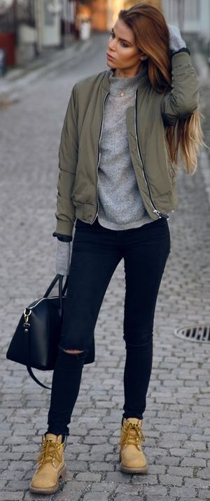 Olive green bomber jacket, grey top, black skinny jeans & handbag, switch to black booties Outfits Con Botas Timberland, Neue Outfits, Mode Casual, Street Style Inspiration, Fall Street Style, Mode Inspiration, Outfit Casual, Fall Winter Outfits, Outfits Casuales