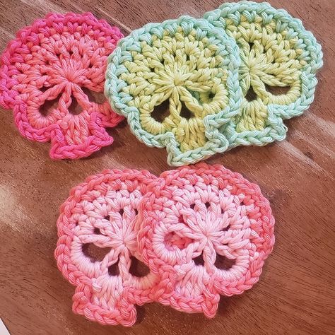 Crochet Applique Spooky, Crochet Granny Shapes, Mini Skull Crochet Pattern, Scull Crochet Granny Square, Skull Motif Crochet Pattern, Crochet Skull Square Pattern, Crochet Patches Free Pattern, Skull Crochet Granny Square Pattern, Crochet Patterns Skull