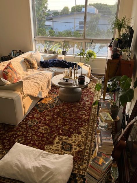 Middle Eastern House Decor, Persian Rug Aesthetic Bedroom, Persian Rug Aesthetic Room, Rugs In Living Room Aesthetic, Persian Rug Apartment, Persian Rug In Bedroom, Persian Living Room Decor, Carpet Room Aesthetic, Persian Room Aesthetic