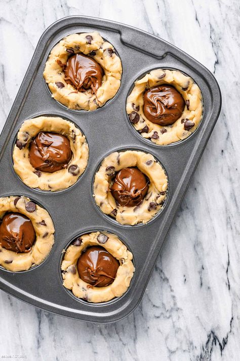 Nutella Stuffed Cookie Dough Cups, Nutella Cookie Cups, Nutella Cookie Cake, Stuffed Cookie Recipes, Nutella Cups, 2023 Desserts, Nutella Stuffed Cookies, Nestle Cookies, Resep Muffin