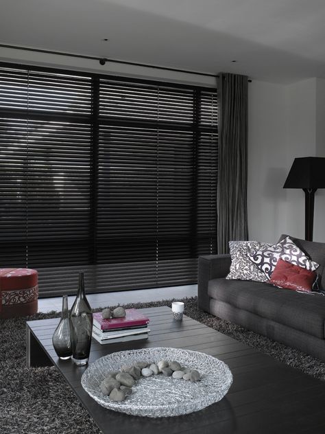 Black Venetian Blinds.  Very stylish and contemporary Black Venetian Blinds, Venetian Blinds Living Room, Wooden Blinds Living Room, Black Blinds, Black Brick Wall, Minimalist Living Room Design, House Blinds, Decor Curtains, Room Color Schemes