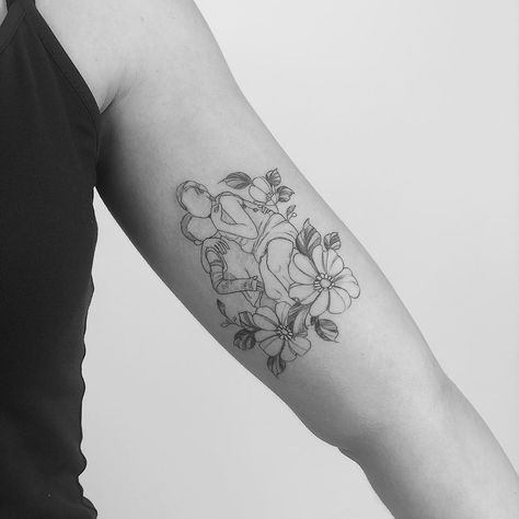 Line Art Family Tattoo, Family Floral Tattoo, Family Photo Tattoo, Silhouette Tattoos Family, Line Portrait Tattoo, Grandparents Draw Flower Tattoo, Family Drawing Tattoo, Family Portrait Tattoo, Fine Line Family Portrait Tattoo