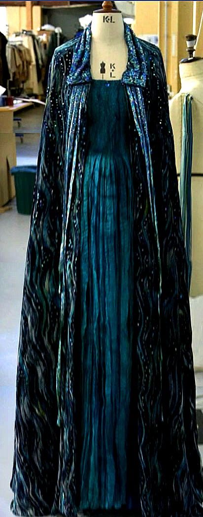 Padme's Funeral Gown - Waters of Naboo Gown. Water Gown, Amazing Costumes, Star Wars Fashion, Padme Amidala, Star Wars Costumes, Creation Couture, Movie Costumes, Fantasy Dress, Fashion Costume