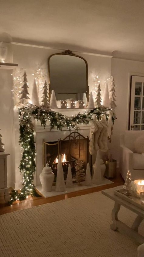 Cozy Christmas Decor, Christmas Fireplace Decor, Christmas Decor Inspiration, Christmas Mantel Decorations, Christmas Interiors, Christmas Themes Decorations, Christmas Mantle, Stovetop Potpourri, Christmas Inspo