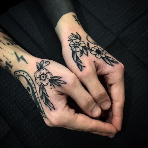 Daisy Leaves, Tato Tradisional, Ornamental Flower, Side Hand Tattoos, Tattoo Sleeve Filler, Traditional Tattoo Flowers, Tato Jari, Tattoo Filler, Traditional Tattoo Sleeve