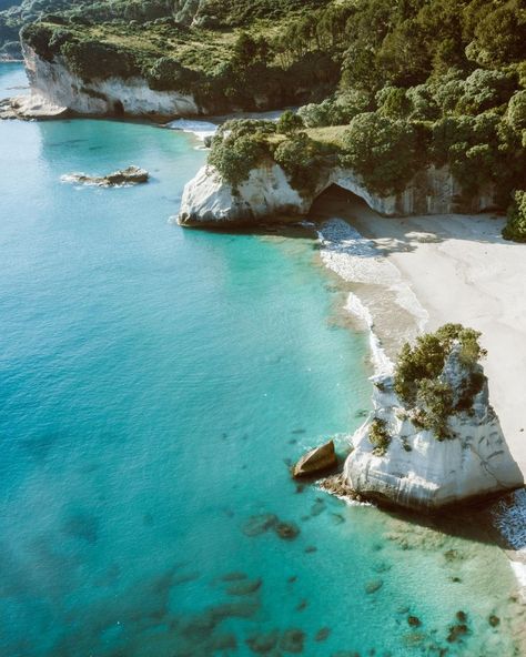 Aerial view of Cathedral Cove | The Ultimate Travel Guide to New Zealand: North Island, Coromandel Peninsula - elanaloo.com #epictravel #newzealand #coromandel #cathedralcove New Zealand Lakes, New Zealand North Island, Cathedral Cove, New Zealand Beach, North Island New Zealand, New Zealand Travel Guide, New Zealand Landscape, Visit New Zealand, Queenstown New Zealand