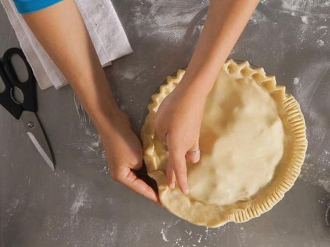 Here, a step-by-step guide to rolling out pie dough, shaping it in the pie plate and crimping it—according to a baking expert. Pretty Pie Crust, Double Pie Crust, Dough Food, Pie Crust Edges, Pie Crust Designs, Thanksgiving Desserts Table, Easy Pie Crust, Pie Thanksgiving, Perfect Pie Crust