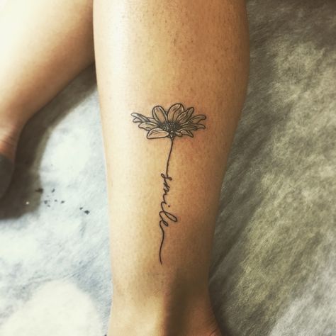 Flower Tattoo Name In Stem, Cursive Name Tattoo With Flower, Daisy And Name Tattoo, Daisy With Name Tattoo, Daisy Tattoo With Name In Stem, Daisy Name Tattoo, Meaning Full Tattoos, Daisy Tattoo, Tattoo Script