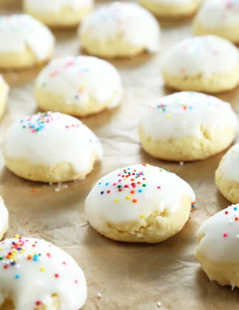 Soft gluten free anisette cookies. Tender, old world Italian cookies with a simple glaze. Just like you remember, for the holidays or any time. Healthyish Cookies, Anisette Cookies, Italian Anise Cookies, Gluten Free On A Shoestring, Anise Cookies, Gluten Free Christmas Cookies, Gf Cookies, Cookie Sandwich, Recipes Italian