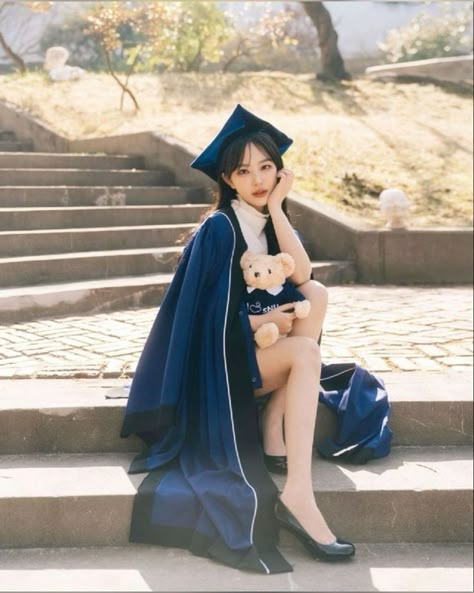 Poses For Pictures Graduation, Vietnamese Graduation, Asian Graduation Pictures, Korean Graduation Pictures, Outdoor Graduation Photoshoot Ideas, Graduation Cap Design Ideas, Graduation Pose Ideas, Grad Pics Ideas, Grad Photoshoot Ideas