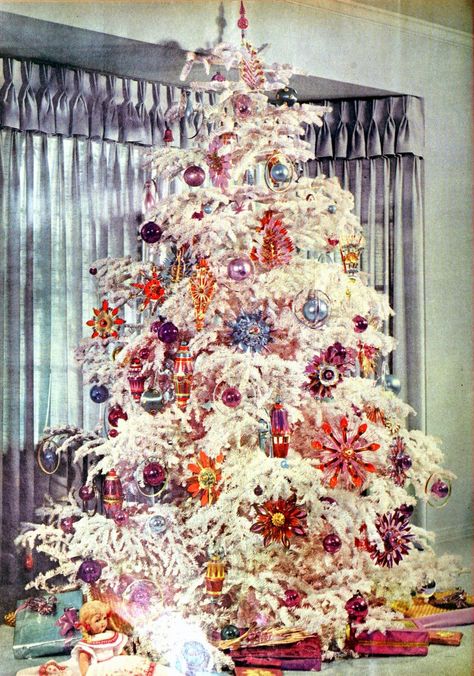 Here are 30 gorgeous Christmas tree decorations from the 1950s that are timeless & eclectic A White Christmas, Fun Christmas Decorations, 12 December, Gorgeous Christmas, White Christmas Tree, Christmas Past, Christmas Memory, Vestidos Vintage, Primitive Christmas