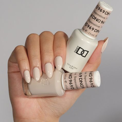 Summer Vacation Gel Nails, Light Beige Nail Color, Cotton Candy Gel Nail Polish, Essie Paisley All The Way, Top Nails Designs, Cream Color Nail Polish, Cream Color Nails Gel, Cream Nails With Rhinestones, Taupe Gel Nails Dnd