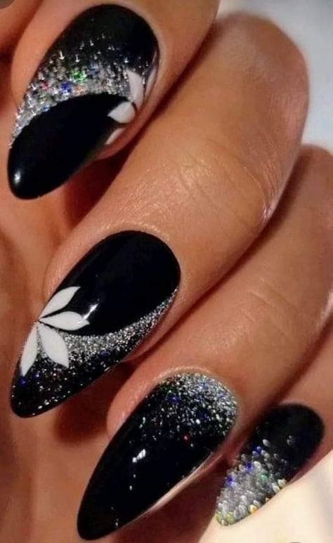 Line Nail Designs, Crackle Nails, Black And White Nails, New Years Eve Nails, Elegant Nail Art, Glittery Nails, Nail Techniques, Lines On Nails, Black Nail Designs