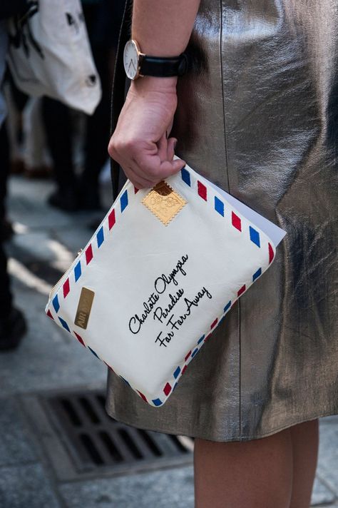 Laperm, Pfw Street Style, Sac Diy, Embellished Clutch, Tas Fashion, 카드 디자인, Paris Mode, Popsugar Fashion, Charlotte Olympia