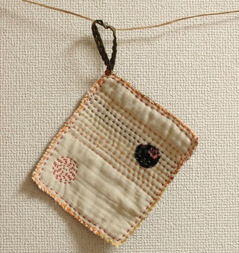 mairuru: How to make a hand embroidered pot holder Grandmother Quilt, Japanese Quilts, Potholder Patterns, Sashiko Embroidery, Japanese Embroidery, Slow Stitching, Fabric Projects, Pot Holder, Embroidery Inspiration